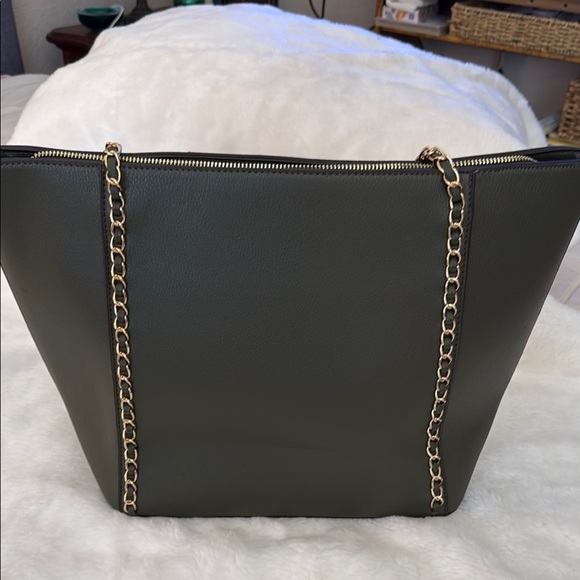 Sophisticated Green Tote with Gold Accents - Picture 4 of 15